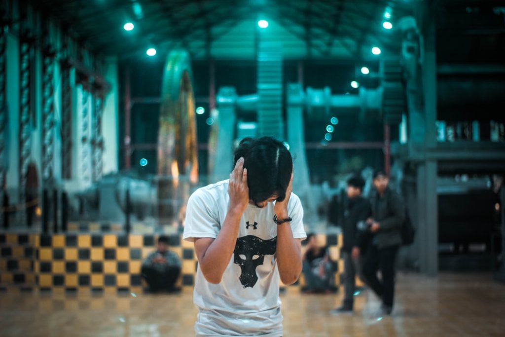 頭を抱える男の画像です